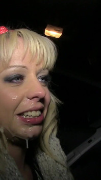Blonda galeză Skank Se fute într-o noapte rece pentru a deveni o curvă în public și încălzește pulele unui străin