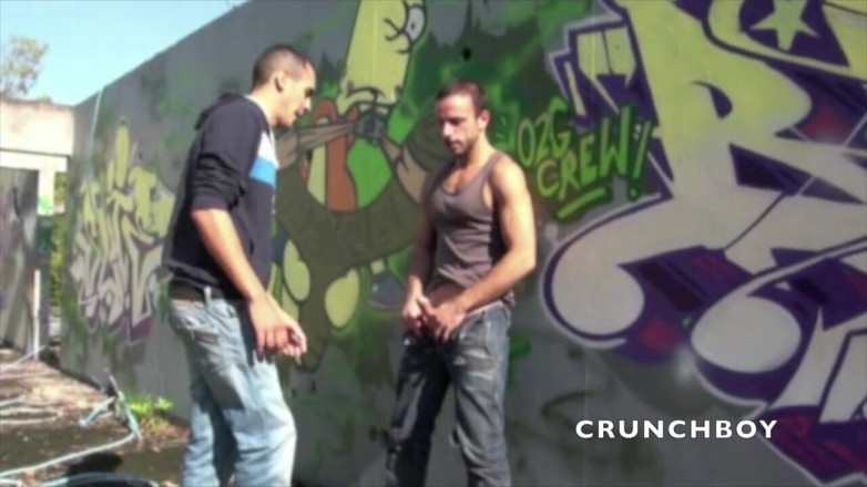 Crunch Boy: Adrian dikongkek di luar rumah oleh Stany Falcone