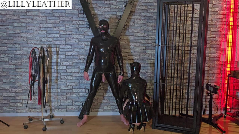 LillyLeather: Látex domina brinca com seu escravo em um estúdio bdsm...