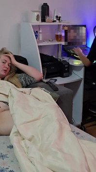 La Moglie BBW Arrapata Bionda Non Può Aspettare Suo Marito Smetta Di Giocare E Si Fa Venire
