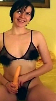 Une brune mature fourre sa chatte poilue de carotte et suce une bite