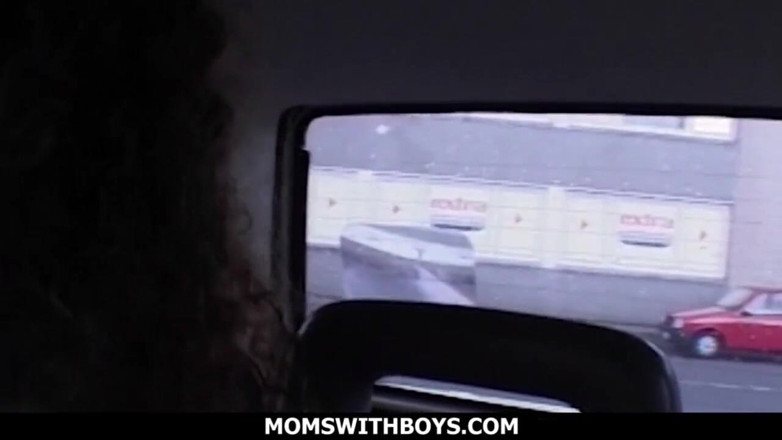 Moms With Boys: Loira madura caroneiro recebe loira madura carona é fodida