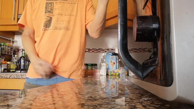 Rafael Torreano: 在厨房柜台上看我射精