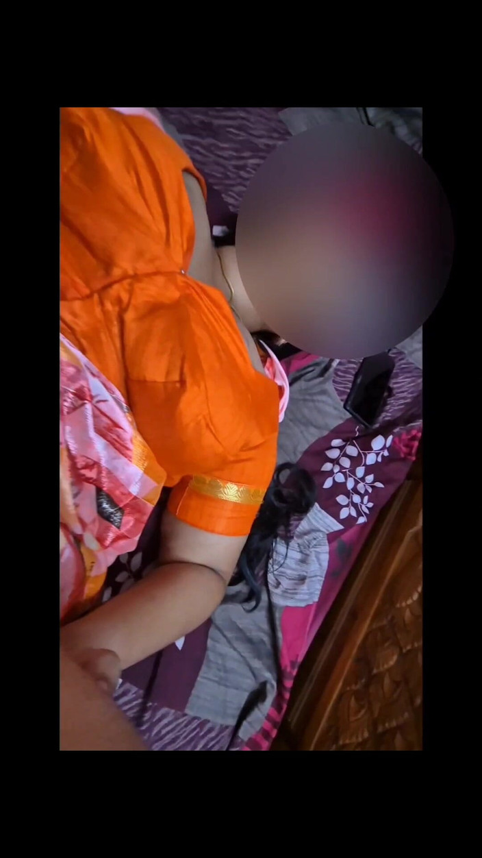 Black & white desicat: 穿着纱丽服的性感阿姨srejaa巨大的乳房被挤压和吮吸