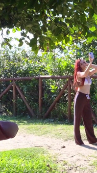 Handjob berisiko untuk hottie di taman!