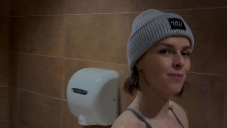 Serenity Cox: 공공 화장실에서 몰래 섹스하는 동안 질싸를 구걸하는 바람피는 마누라