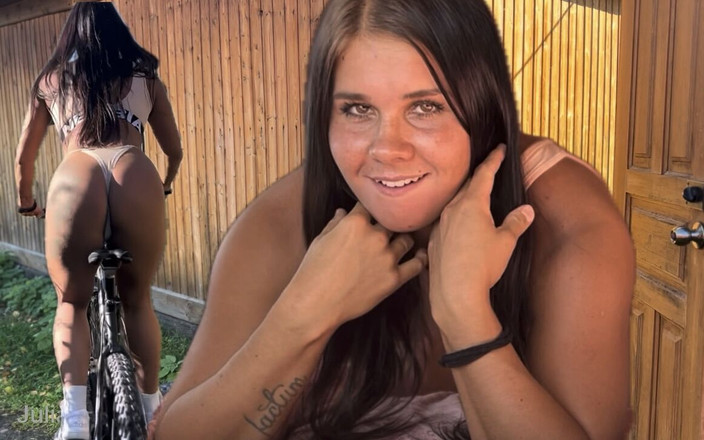 Julia Fit: Sie ritt nackt auf einem fahrrad, bevor sie fickte
