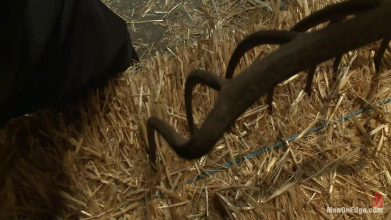 Men on Edge: Hairy Muscle Hunk ma swojego kutasa krawędzie przez dwóch rolników