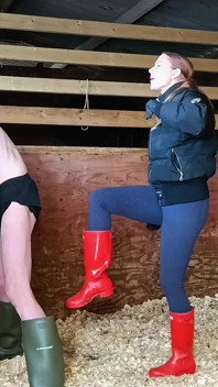 Botas versus bolas, cazadores wellingtons extremadamente duros pegando las pelotas en los establos