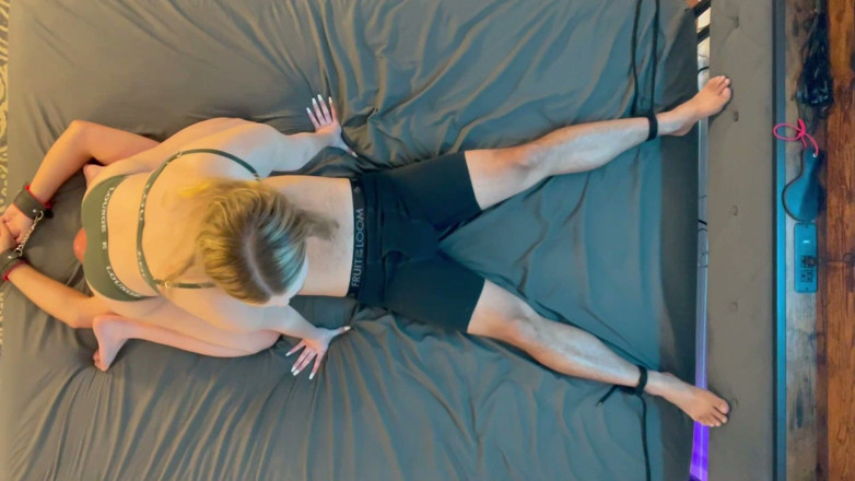 Island Boy Vids: Tyler Lynn zittend op zijn gezicht plagen