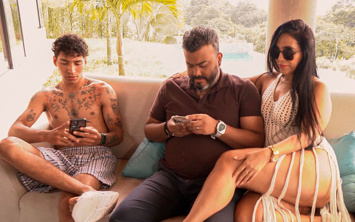 ThiagoLopez: 恥知らずな継母は、夫が電話に出かけている間に義理の息子とセックスします