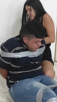 Băiat care se plânge legat și cu căluș de iubita lui leneșă!