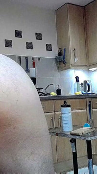 Une glace de pisse gelée fond lentement dans mon cul chaud et engourdissant