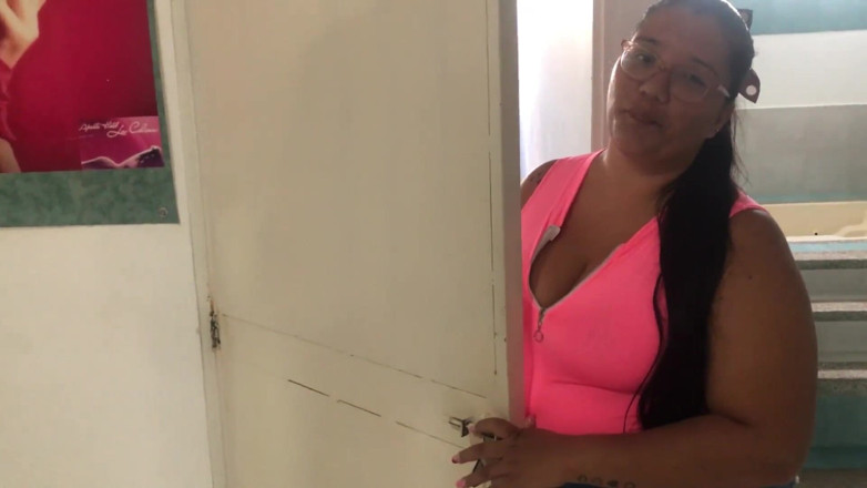 Lexly_16: Grannen låter mig bo i hans hus i utbyte mot...