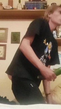 Hermoso niño abre su en la casa de un amigo