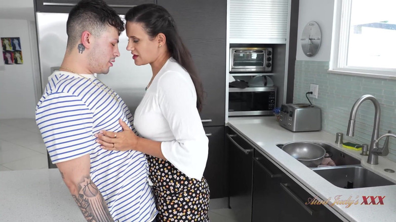 Aunt Judy's XXX: AuntJudysXXX - milf peituda Penny Barber recebe pé e fode enteado