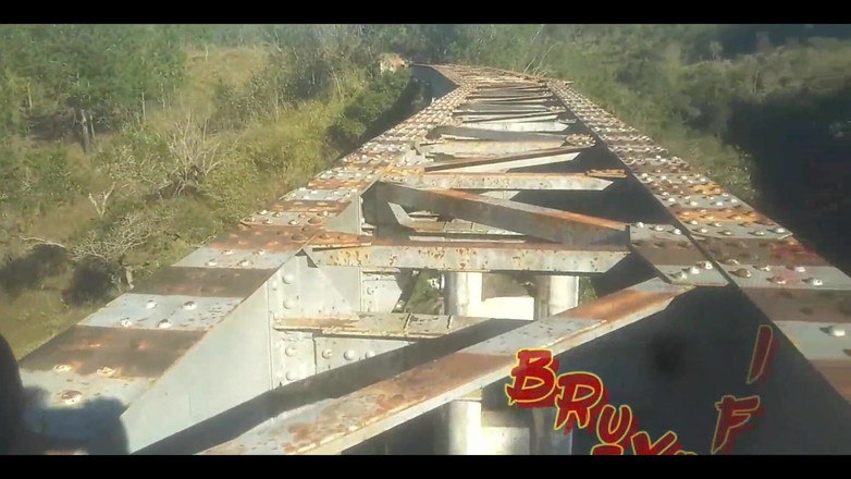 Bruxo fire: Bombomd4は橋の上でセックスしたがっていた...警備員が到着した!!フルN Xvideosを視聴 Red。