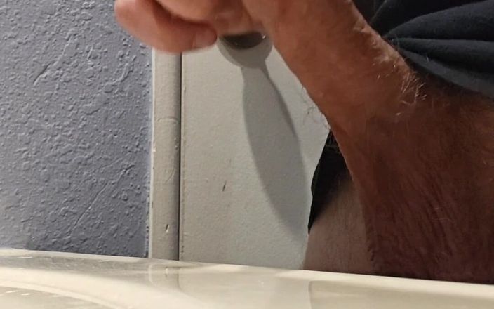Themilkman618: Bwc masturbatie in de badkamer klaarkomen in de gootsteen en...