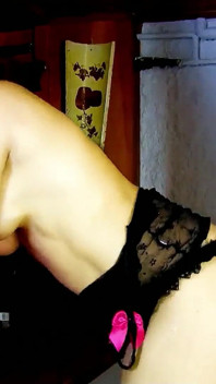Shannya Tweeks scopata dal fratellastro