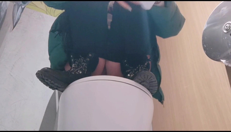 Erotic Tanya: Scoregge del bagno pubblico catturate in cam