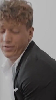 Podobnie jak Tony D'angelo dostaje się do windy, ale napalony hunk Felix Fox daje mu niegrzeczny rzut oka