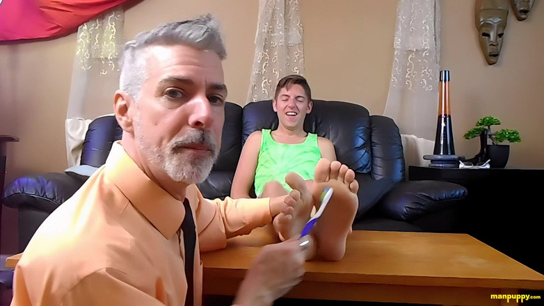Man Puppy: Professore solletica i piedi legati di ragazzo