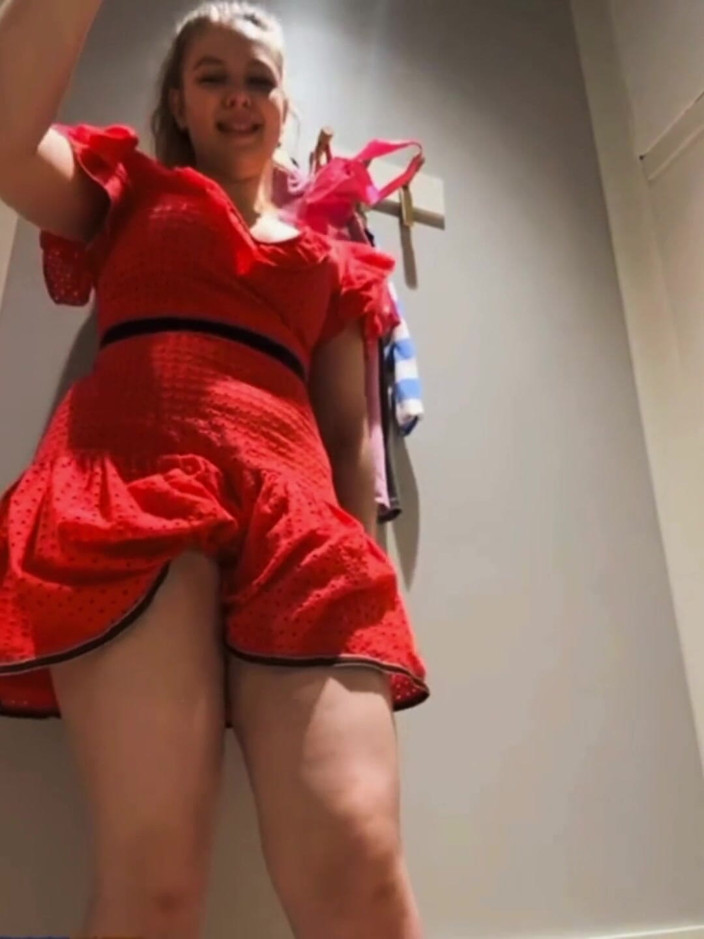 JuiceLussie: Ditalino anale estremo nel camerino