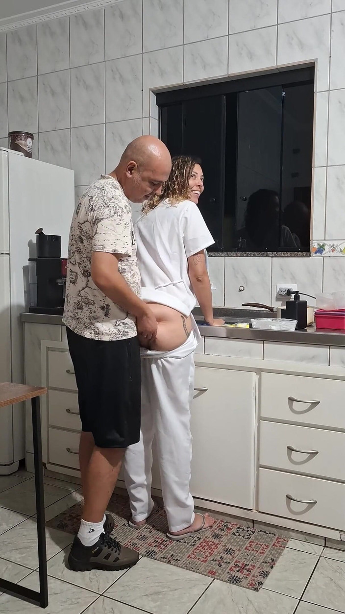 Victor SweetCoupleStories: De meid werd in haar kont geneukt in de keuken...