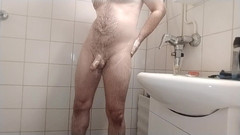 Uhri: 我剃光我的鸡巴和球，然后洗澡。