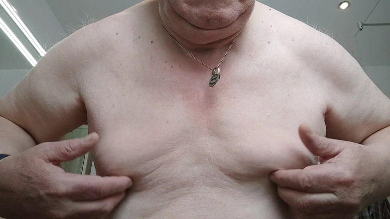 Karlchengeil: Tylko cycki!