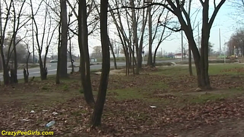 Crazy pee girls: Pelirroja esposa meando en al aire libre
