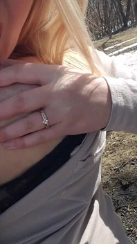Stora naturliga bröst utomhus