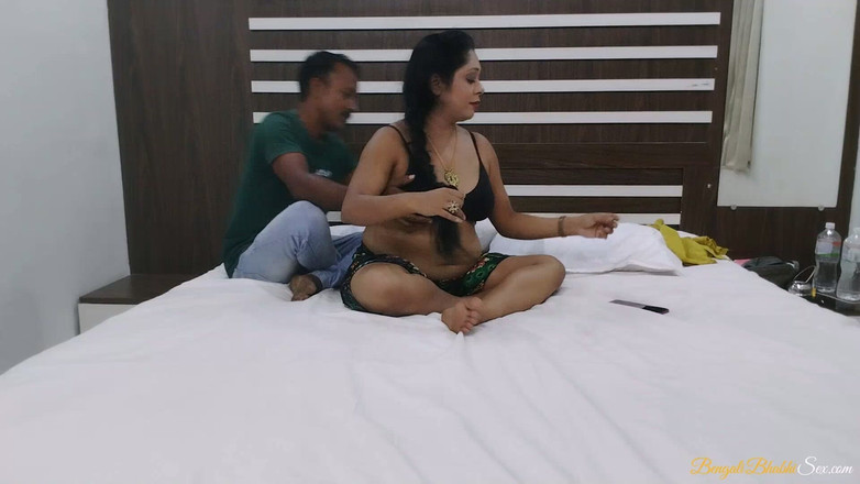 Bengali Bhabhi Sex: 美丽的大胸部印度孟加拉熟女德西哥被德瓦性交