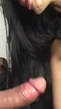 Cewek menggoda rambut cokelat dengan lingerie seksi ini nyepong kontol sampai menganga lebar