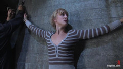 Hogtied by Kink: Dylan, Nová v svázaná, ale ne stříkající orgasmy