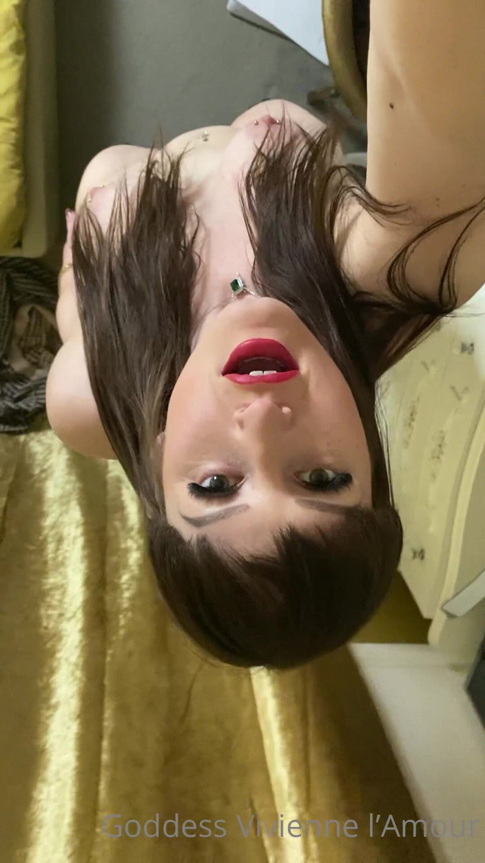 Vivienne l'Amour: Vivienne L'amour - Giantess Menelan Awak Seluruh