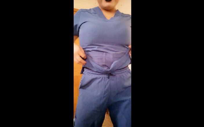 Martin13: Peituda enfermeira entra no hospital mostrando seus peitos