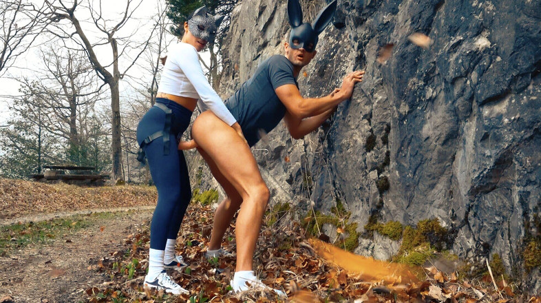 Hottest pleasure: Mia și-a futut băiatul jucărie în aer liber în natură!