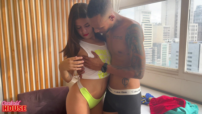 CuckoldHouse: Mladá brunetka s vyřezaným tělem má výbuch s více ptáky...