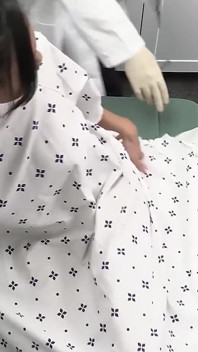 Sportieve tiener heeft een doktersbriefje nodig, dus laat ze hem de sh*t uit haar kleine poesje beuken en over haar mooie gezicht klaarkomen