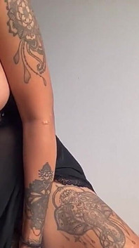 Hijabi scena solitaria con un dildo bbc