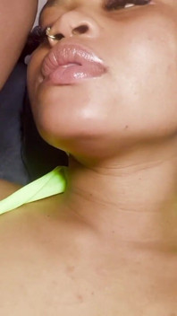 Cewek seksi kulit hitam dientot sama kontol besar pria kulit hitam sambil menghadap ke cermin