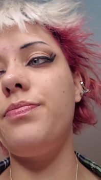 Giganta esconderse con pequeño ex novio
