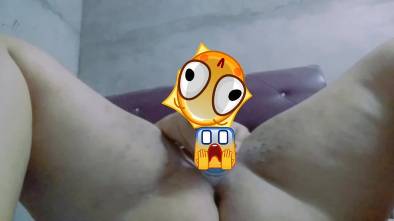 CumOnMeth: Tanpa dildo, aku pakai deodoran untuk bikin aku crot banyak...