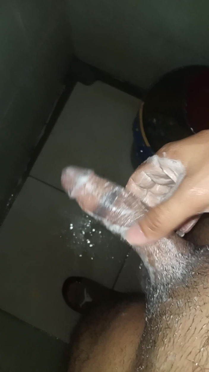 Cute boy jerks off: Pau do pequeno peido no chuveiro