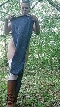 Melancap di hutan dengan palam dubur