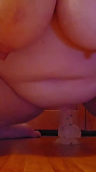 Une BBW chevauche un gode !