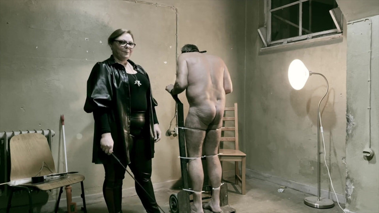 Mistress April: Dominatrix Mistress kwiecień - Cell45 - więzienie kwietniowe, część 2