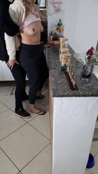 Hijastra ni siquiera puede descansar mientras desayuna.