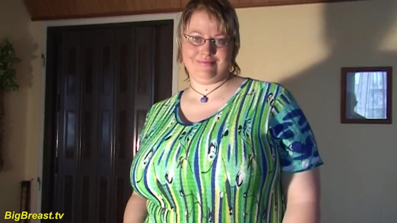 Big Breast: Chlupatá bbw žena v domácnosti naolejovala svá extrémní monstrózní prsa